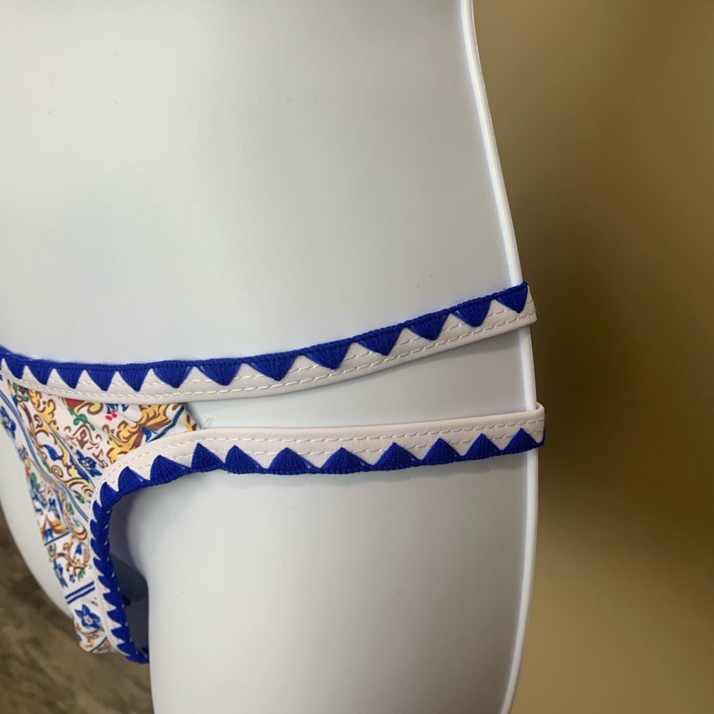 Bikini - Picture 4 of 11
